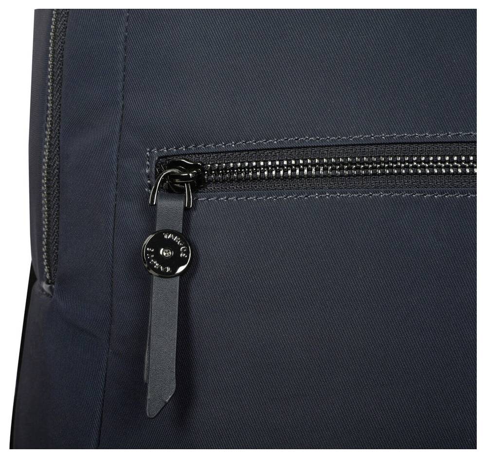 Dunkelblauer Rucksack mit Nahaufnahme eines Reißverschlusses und einem Anhänger, der mit einem runden Metallknopf versehen ist.