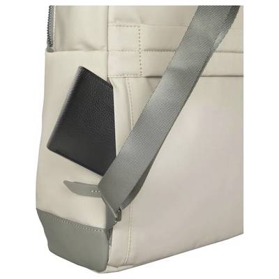 Beigefarbene Tasche mit einem schwarzen Lederetikett, einem breiten grauen Schulterriemen und einer grauen unteren Ecke.
