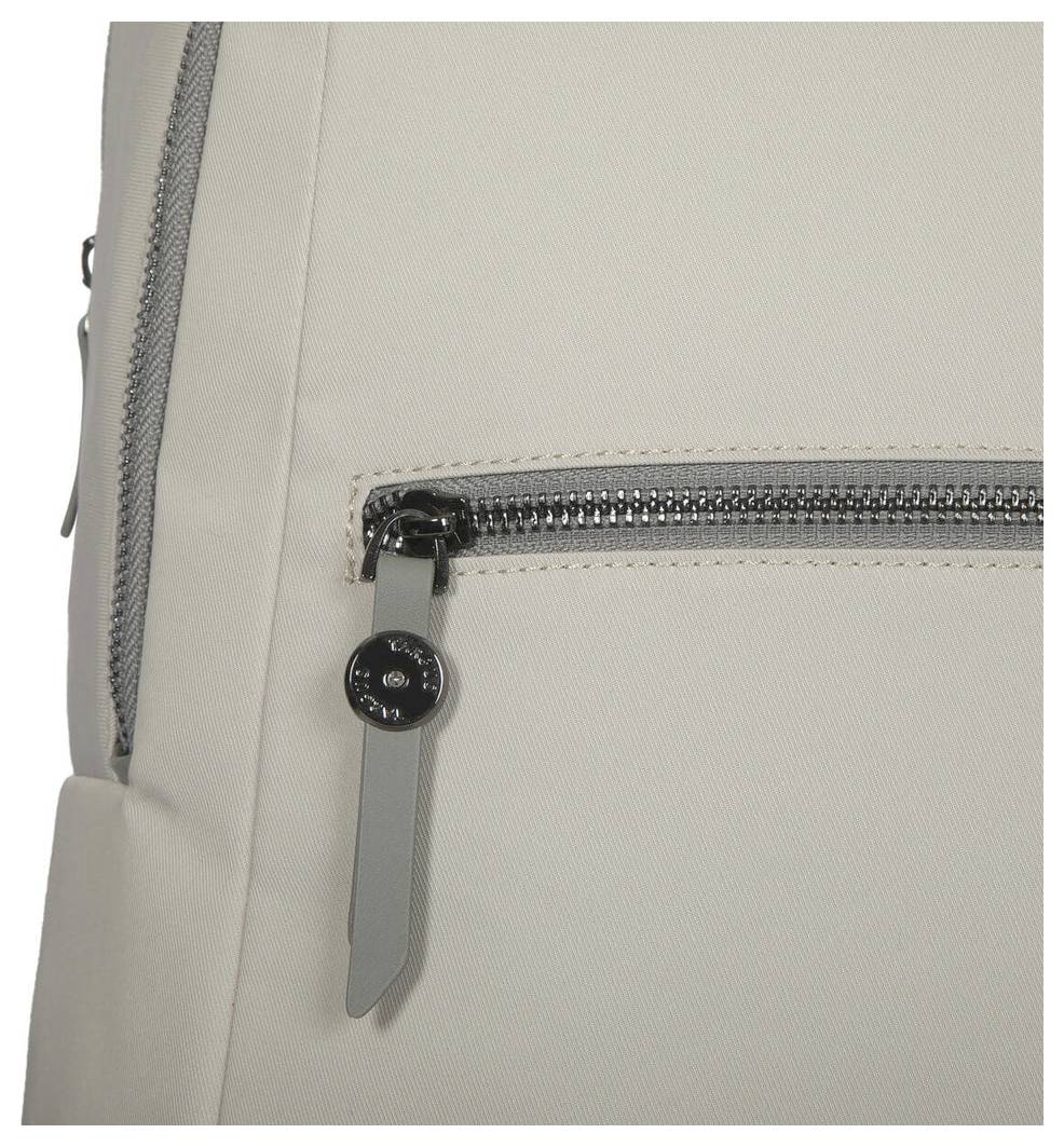 Nahaufnahme eines beigen Rucksacks mit grauer Reißverschlusstasche und schwarzem Reißverschlussgriff auf der Vorderseite.
