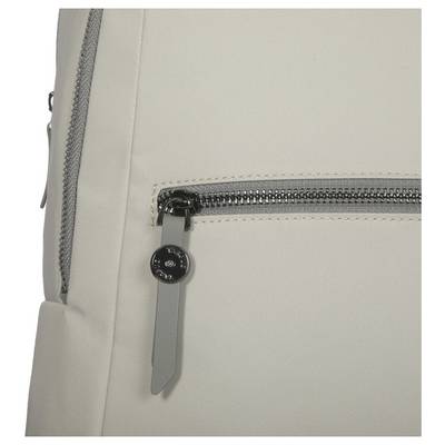 Nahaufnahme eines beigen Rucksacks mit grauer Reißverschlusstasche und schwarzem Reißverschlussgriff auf der Vorderseite.