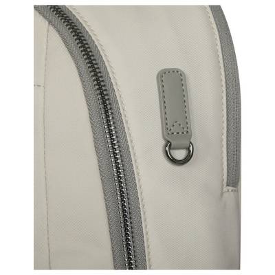 Teil eines beigen Rucksacks mit grauem Reißverschluss und einer metallischen Schlaufe an einem kleinen grauen Lederanhänger.