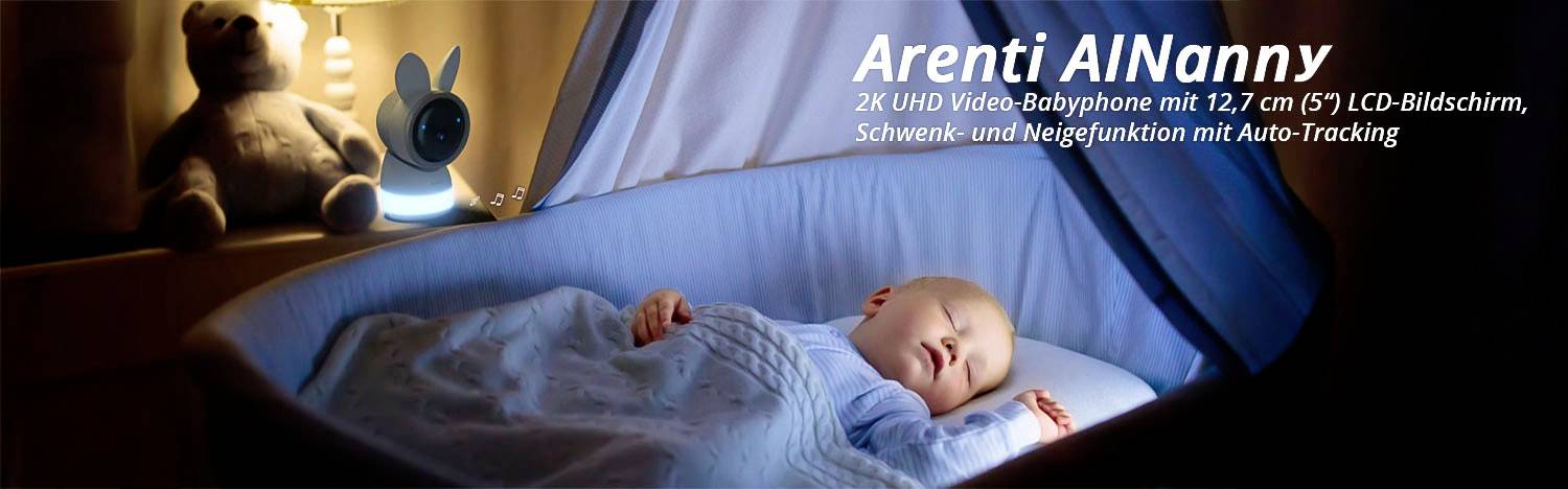 Ein Baby schläft in einem blauen Bettchen. Links ein beleuchteter Baby-Monitor. Text auf dem Bild: 'Arenti AINanny 2K UHD Video-Babyphone'.