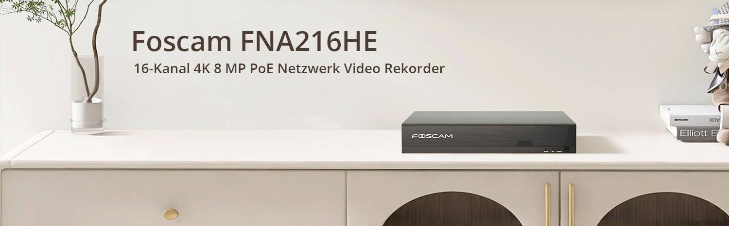 'Foscam FNA216HE 16-Kanal 4K 8 MP PoE Netzwerk Video Rekorder' auf einem Tisch mit Pflanzen und Büchern im Hintergrund.