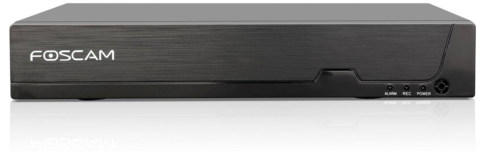 Schwarz-silberner Foscam-Recorder mit den Tasten 'Alarm', 'Rec', 'Power' auf der rechten Seite. Reflektiert auf weißem Untergrund.