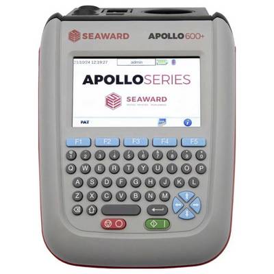Ein tragbares Elektroprüfgerät mit Tastenfeld und Display, das 'APOLLO SERIES' zeigt. Markiert mit einem Datum und Benutzernamen.