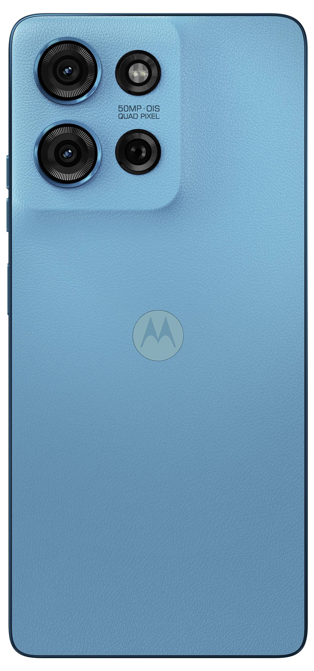 Ein blaues Smartphone von Motorola mit drei Kameralinsen und einem Blitz auf der Rückseite.