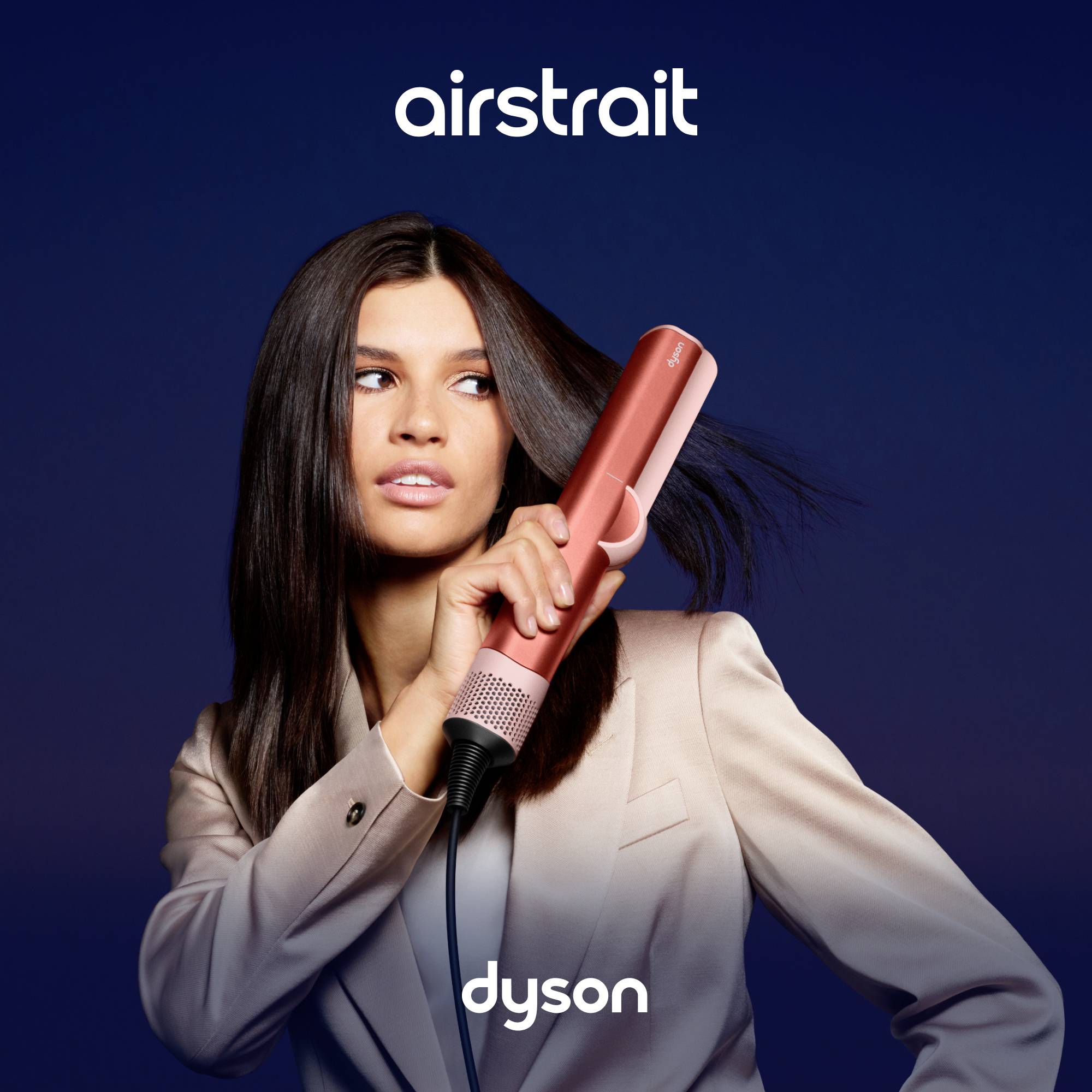Frau mit langem, glattem Haar benutzt einen rosafarbenen Haartrockner von Dyson. Text 'airstrait dyson' oben.