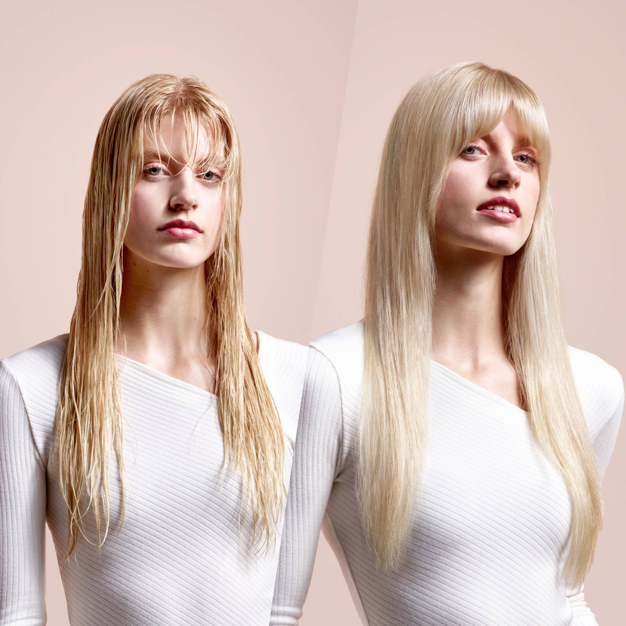 Zwei Frauen mit blonden Haaren in weißen Oberteilen stehen nebeneinander vor einem rosa Hintergrund. Eine hat nasses, die andere trockenes Haar.