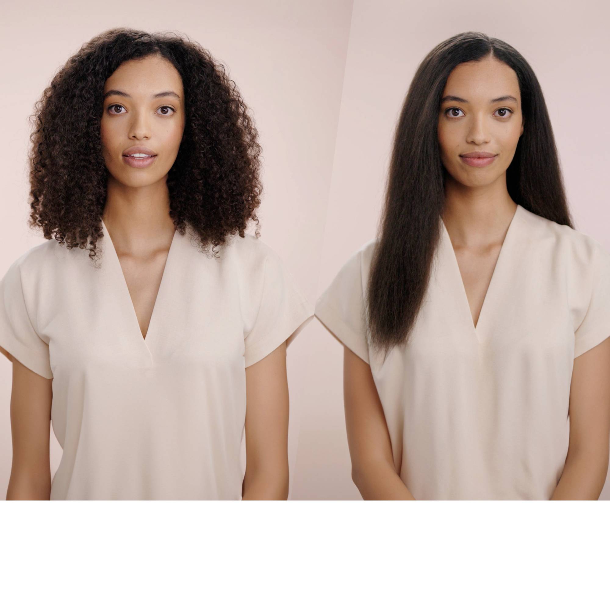 Zwei Frauen tragen weiße Oberteile; links mit lockigem und rechts mit glattem Haar.