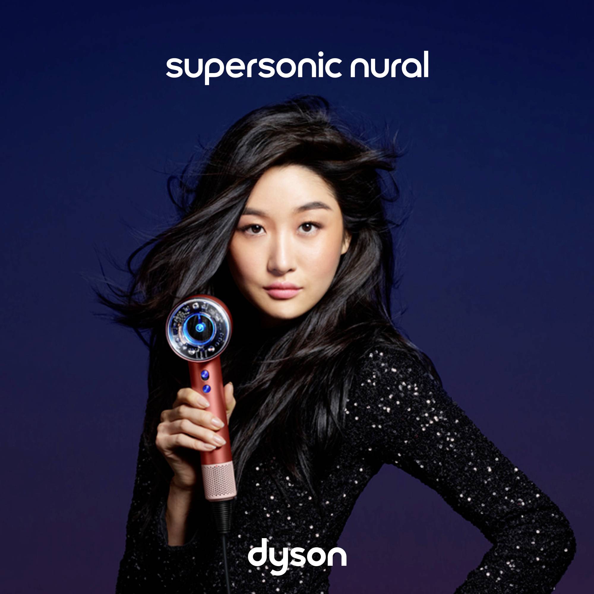 Frau mit langen Haaren hält einen Dyson Supersonic Haartrockner. Oben steht der Text 'supersonic nural', unten 'dyson'.