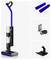 Ein blauer Staubsauger mit Zubehör: zwei Bürstenrollen, eine Ladestation und eine Halterung.