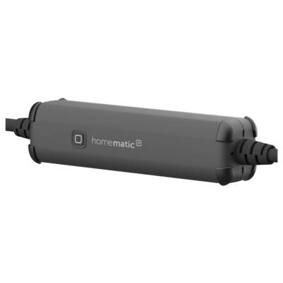 Ein graues, rechteckiges elektronisches Gerät mit Logo 'homematic IP' auf der Oberfläche. Kabelanschlüsse an beiden Enden.