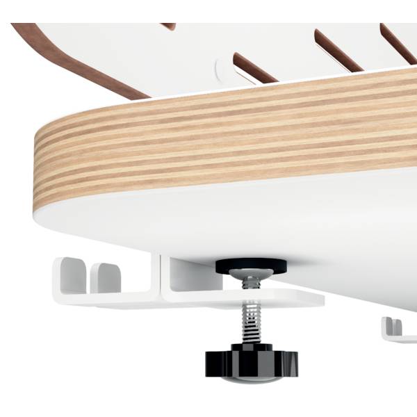 'Unterseite eines Deckenventilators mit Holzelementen und Metallhalterungen.'