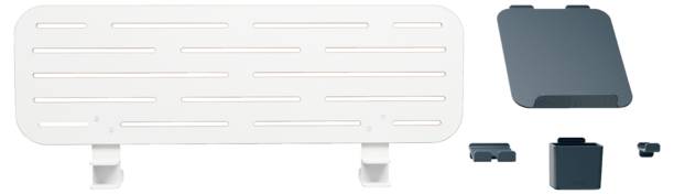 Weißes Regalbrett mit Schlitzen, umgeben von schwarzen Halterungen und Stützen, zur Wandmontage.