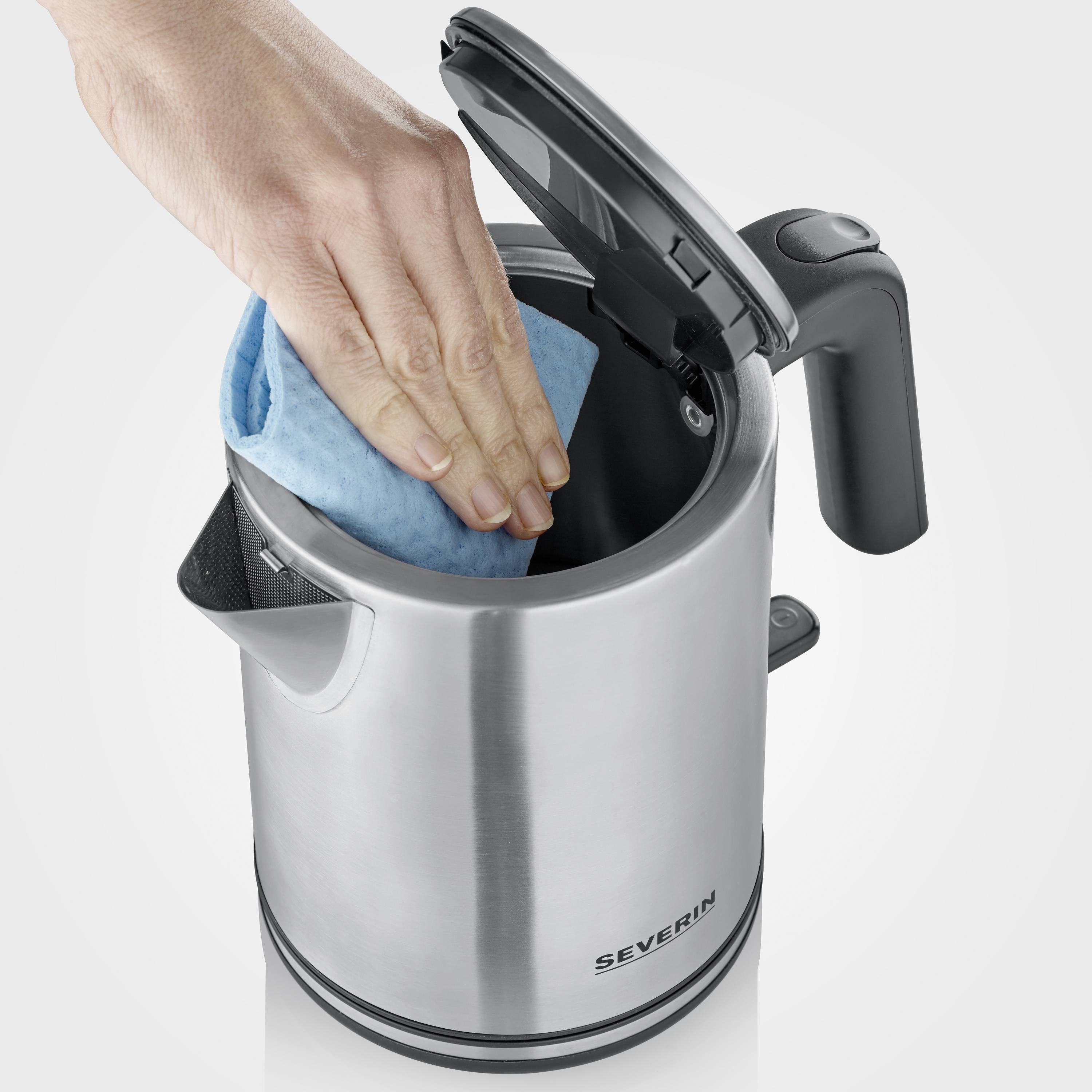 Eine Hand reinigt mit einem blauen Tuch das Innere eines offenen, silbernen Wasserkochers der Marke Severin.