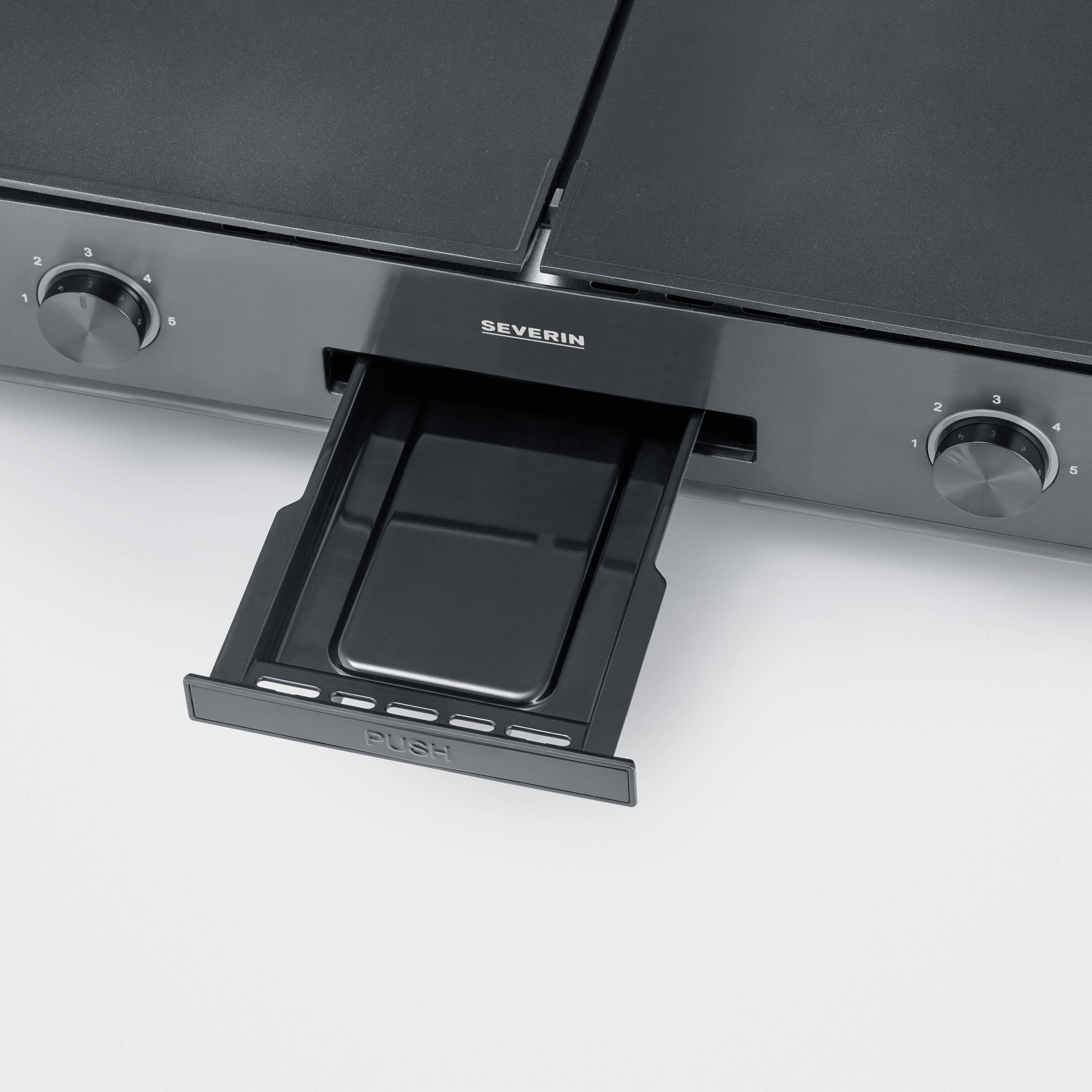 Zweiplatten-Herd mit herausgeklappter Schublade. Bedienelemente mit Skalen von 0 bis 3 auf jeder Platte.