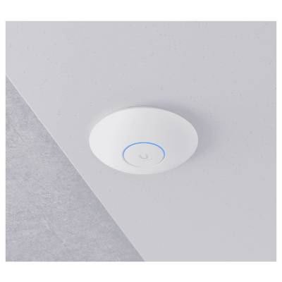 Ein runder, weißer WLAN-Router ist an der Decke montiert. Ein blauer Ring leuchtet um die zentrale Taste herum.