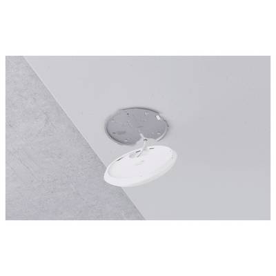 Rauchmelder an einer abgehängten Decke, Gehäuse geöffnet.
