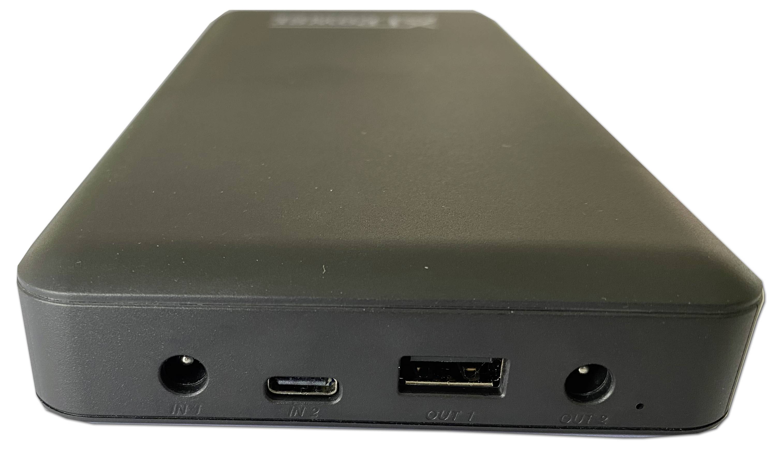 Schwarze tragbare Powerbank mit USB-Anschlüssen auf der Vorderseite, inklusive Micro-USB-Eingang und USB-Ausgang. Ideal für mobiles Laden.