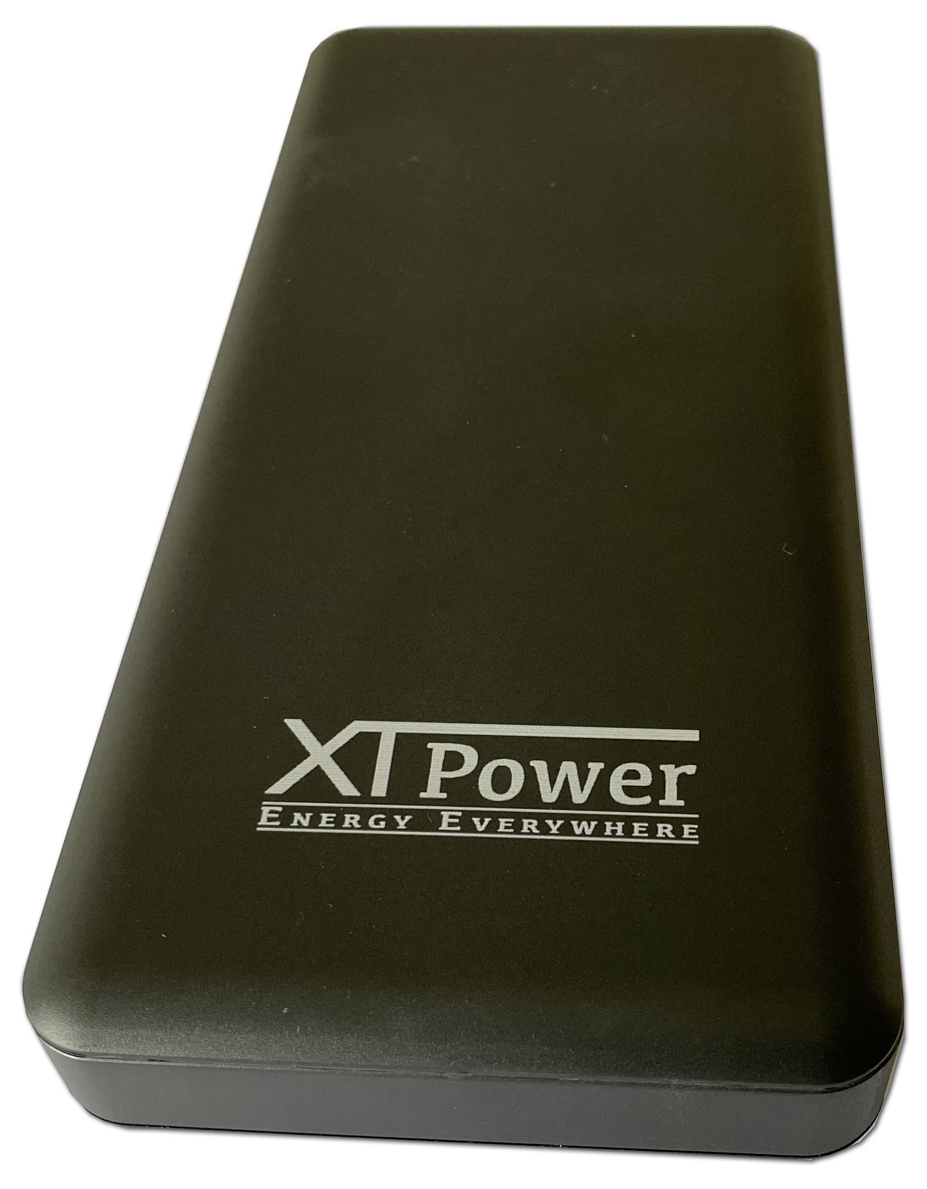 Eine schwarze Powerbank mit der Aufschrift 'XTPower Energy Everywhere'.