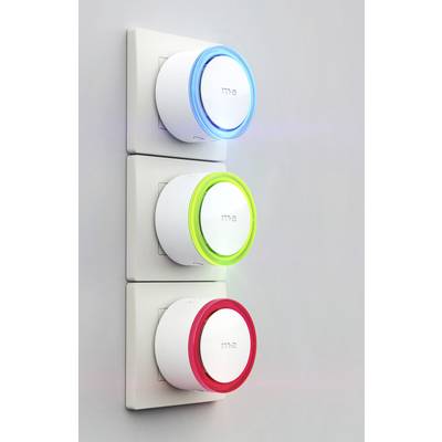 'Drei kreisförmige Lichtschalter übereinander an der Wand, leuchtend in Blau, Grün und Rot, mit dem Text 'me' in der Mitte.'