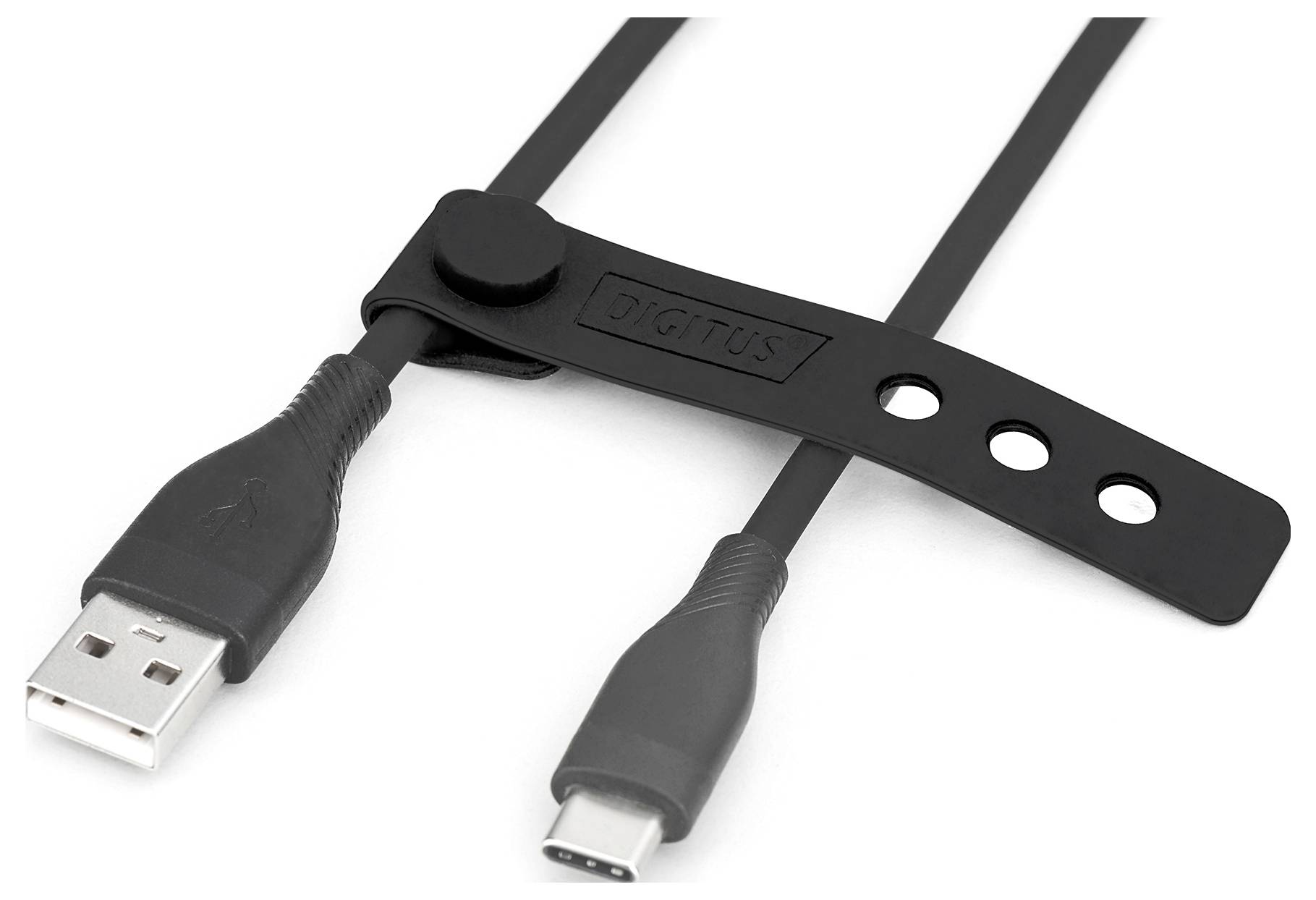Zwei schwarze USB-Kabel, verbunden mit einem Kabelbinder. Links ein USB-A-Stecker, rechts ein USB-C-Stecker.