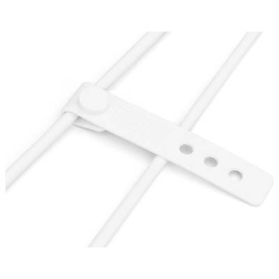 Ein weißer Kabelbinder sichert mehrere Kabel. Er hat einen Verschlussmechanismus mit mehreren Löchern zur Anpassung der Länge.
