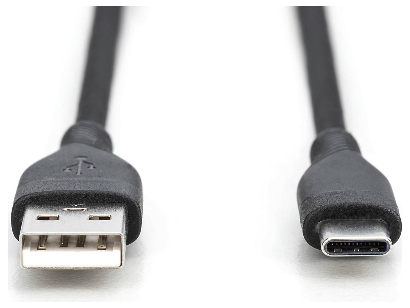 Zwei Kabelenden nebeneinander: links ein USB-A-Stecker, rechts ein USB-C-Stecker.