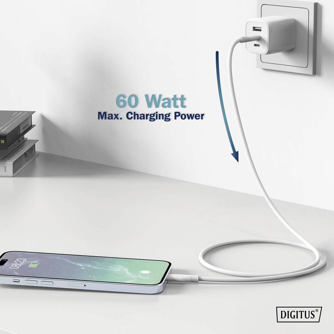 Ein Smartphone liegt auf einem Tisch und wird über ein USB-Kabel mit einem Ladegerät an der Steckdose verbunden. Text: 'Max. 60 Watt Charging Power'.
