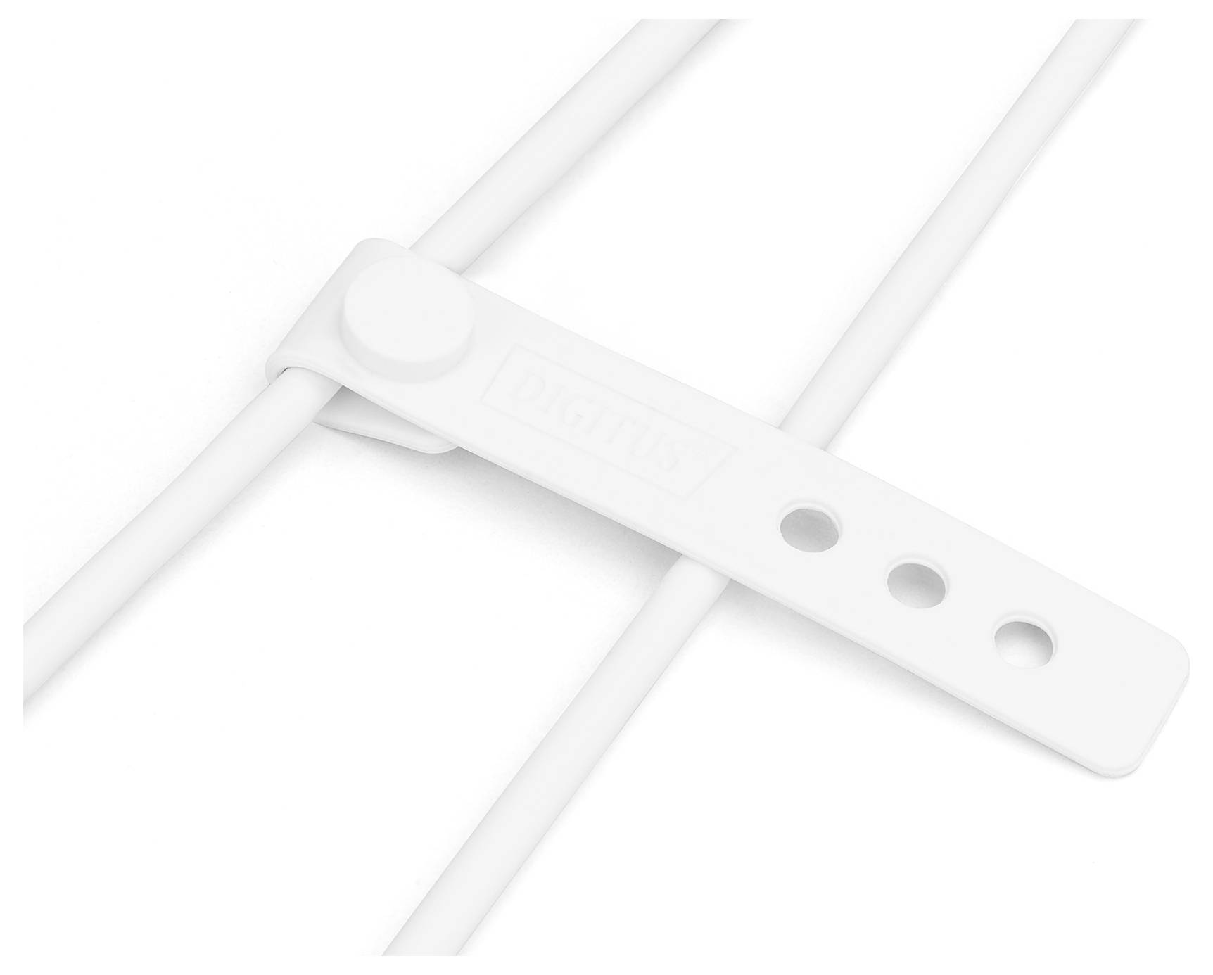 Ein weißer Kabelbinder sichert zwei weiße Kabel miteinander. Der Binder hat mehrere Löcher zur Anpassung an unterschiedliche Kabeldicken.
