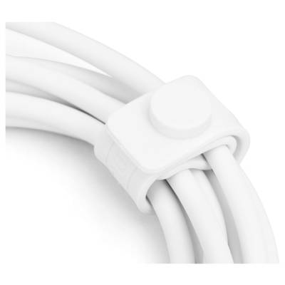 Ein weißes Kabel mit einem weißen Kabelhalter, der die Kabel zusammenhält.
