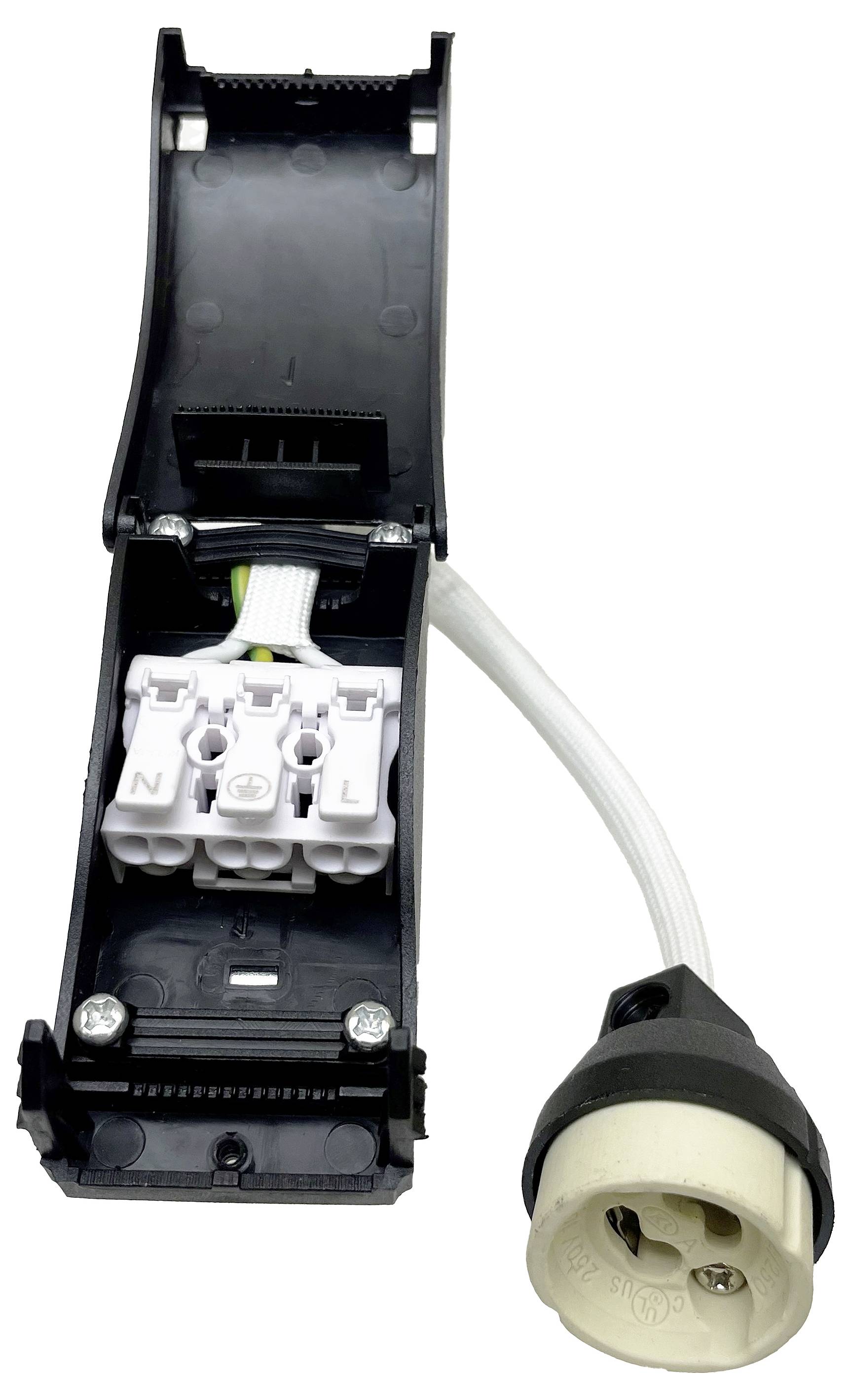 Ein offener schwarzer elektrischer Anschlusskasten mit sichtbaren Anschlüssen und angeschlossenem weißen Kabel mit Stecker.