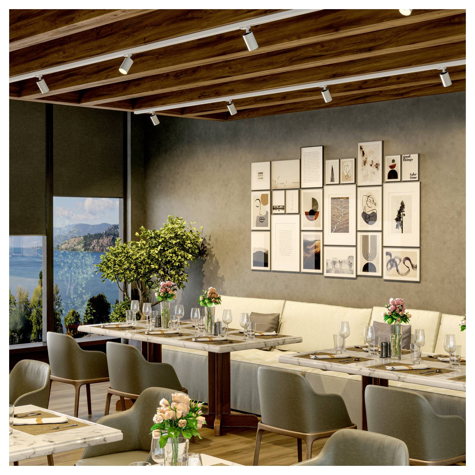 Modernes Restaurant mit gedeckten Tischen, gepolsterten Stühlen, Wandkunst und großen Fenstern mit Blick auf einen See und Berge.