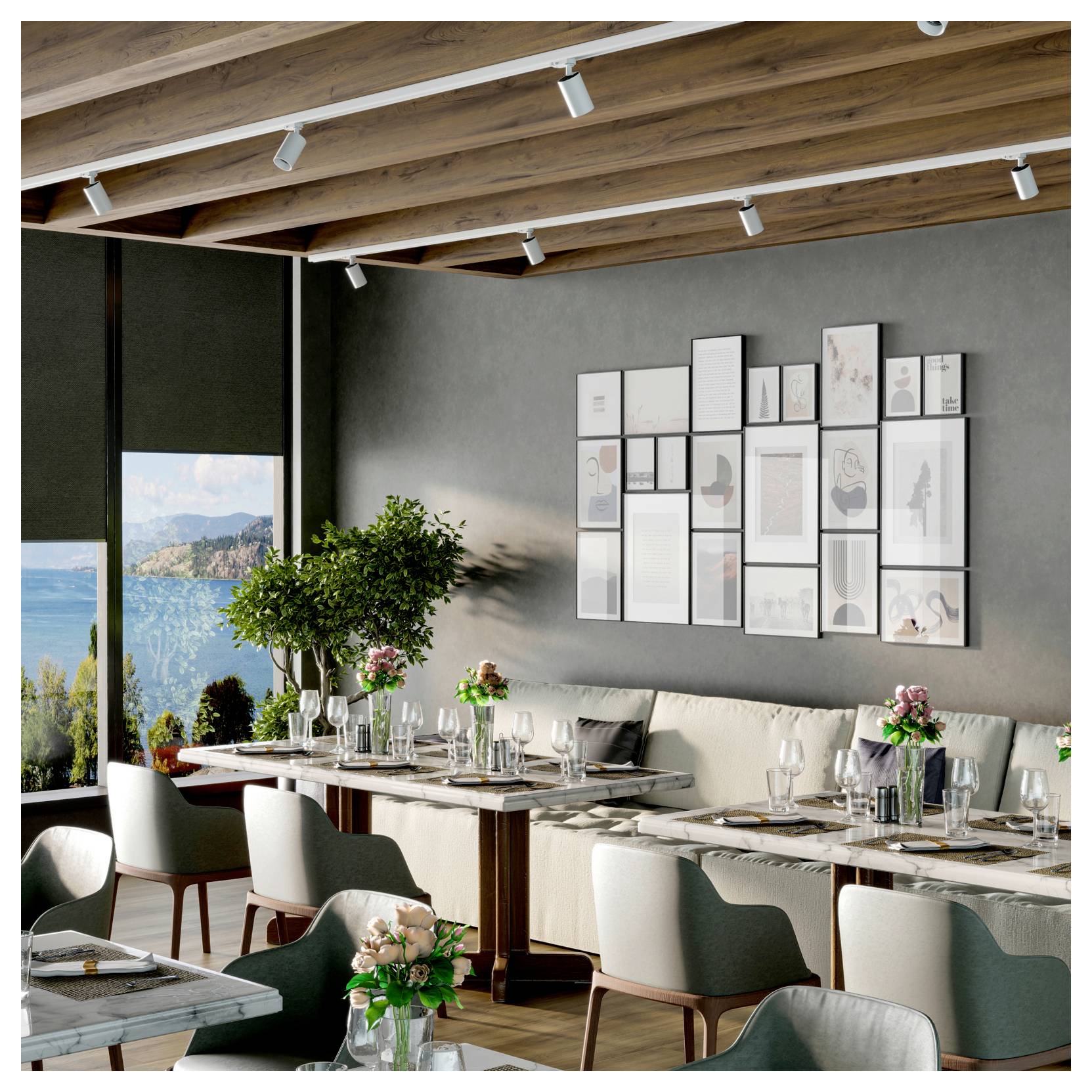 Moderner Restaurant-Speisesaal mit gedeckten Tischen und weißen Stühlen, Holzdecke, gerahmten Wandbildern und großen Fenstern mit Blick auf einen See