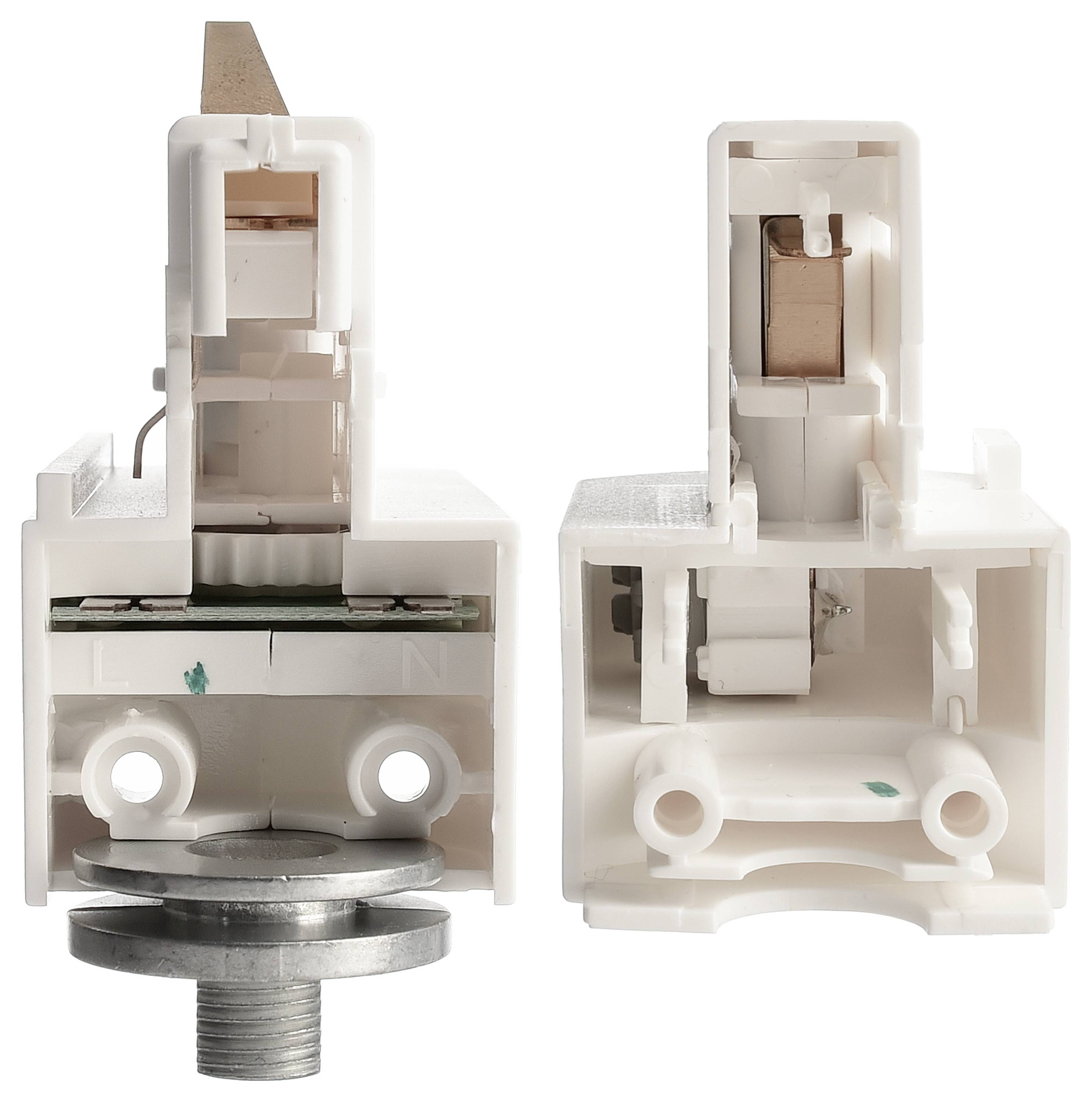Zwei weiße elektrische Bauteile mit Metallverbindungen, wahrscheinlich Sicherungskomponenten, nebeneinander aufgestellt.