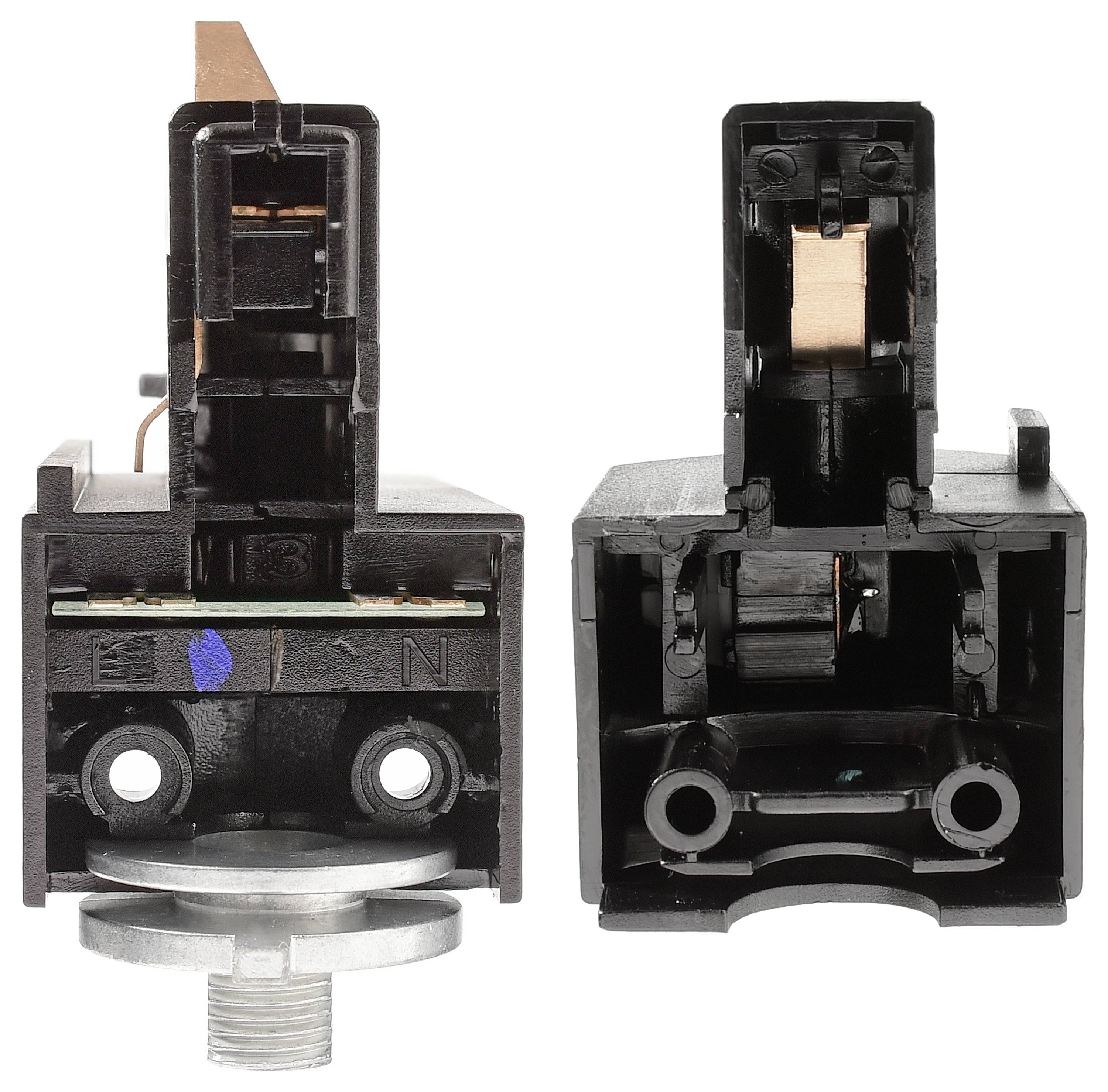 Zwei schwarze elektromechanische Schalter in geöffneter Position, einer zeigt die interne Mechanik. Der rechte Schalter hat einen Hebel.
