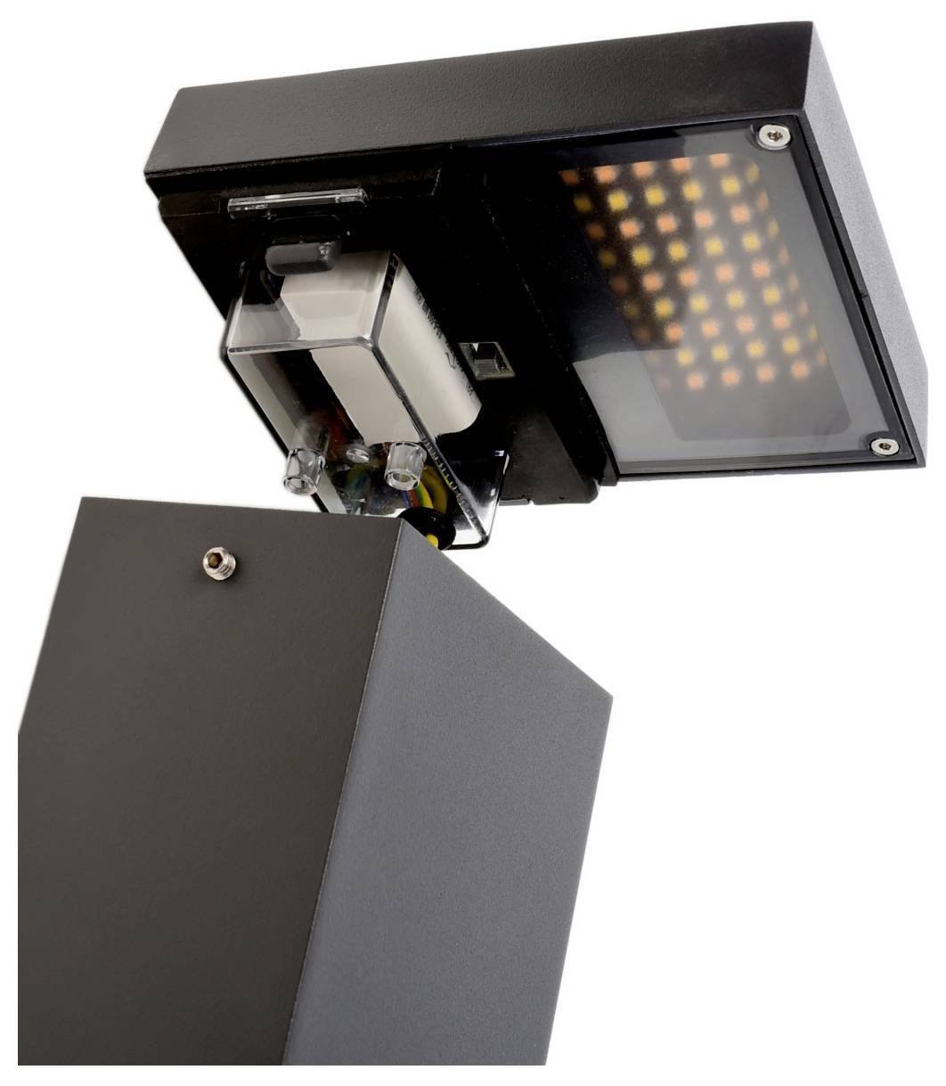 Schwarze Solar-Außenleuchte mit quadratischem LED-Panel und montiertem Sensor an einem Pfosten.