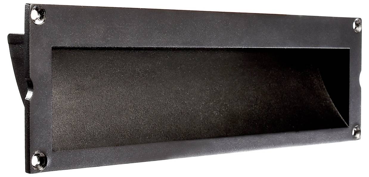 Schwarzer Unterputz-Wandbriefkasten mit offenem Frontschlitz und Montageschrauben auf weißem Hintergrund