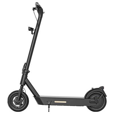 Ein schwarzer Elektroroller steht seitlich auf einem Ständer. Der Roller hat einen geraden Lenker und ist für den Stadtverkehr geeignet.