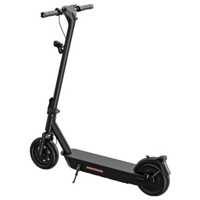 Ein schwarzer E-Scooter mit einem stabilen Rahmen, zwei Rädern und einem Handgriff. Der Roller steht auf einem weißen Hintergrund.