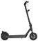 Ein schwarzer E-Scooter auf weißem Hintergrund, stehend mit einem Seitenständer, zeigt klar seine schlichte und moderne Bauweise.