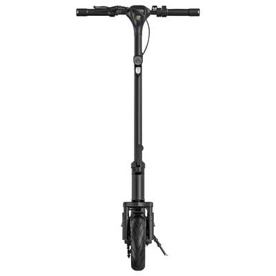 Ein schwarzer E-Scooter von vorne, aufrecht mit klappbarem Ständer und breiter Fahrfläche, geeignet für die urbane Fortbewegung.