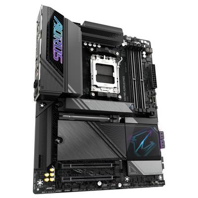 Ein Motherboard mit markanter 'AORUS'-Bezeichnung auf der Abdeckung, mehreren Steckplätzen, Kühlkörpern und LED-Beleuchtungselementen.