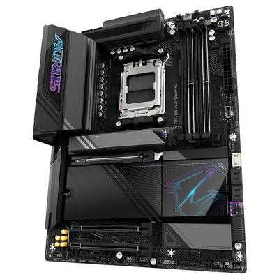Eine schwarze Hauptplatine mit einem großen CPU-Sockel in der Mitte, mehreren RAM-Steckplätzen und leuchtendem Aorus-Logo rechts oben.