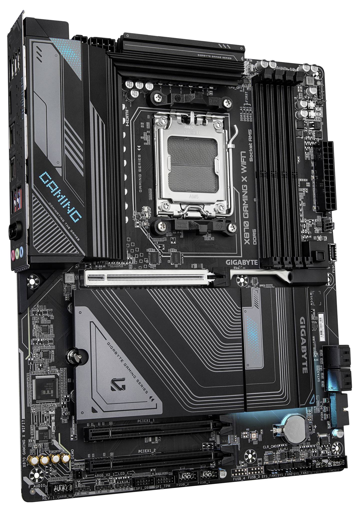 Eine schwarze Gigabyte-Motherboard-Platine mit mehreren Slots und Anschlüssen, gekennzeichnet mit 'Gaming' und dem Modell 'X670 GAMING X'.