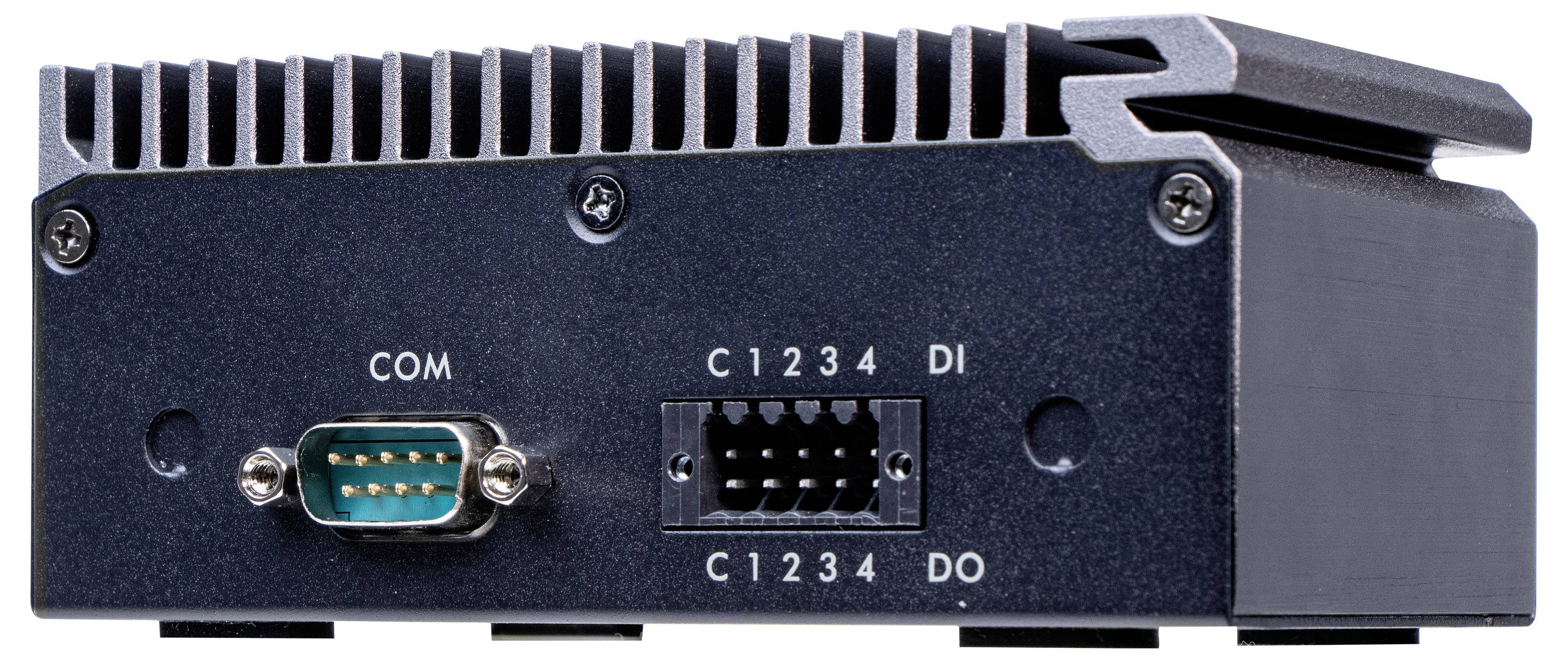 Ein kleines elektrisches Gerät mit mehreren Anschlussports. Links befindet sich ein COM-Port, rechts daneben ein Bereich mit fünf Anschlüssen, beschriftet mit 'C1234', 'DI', 'DO'.