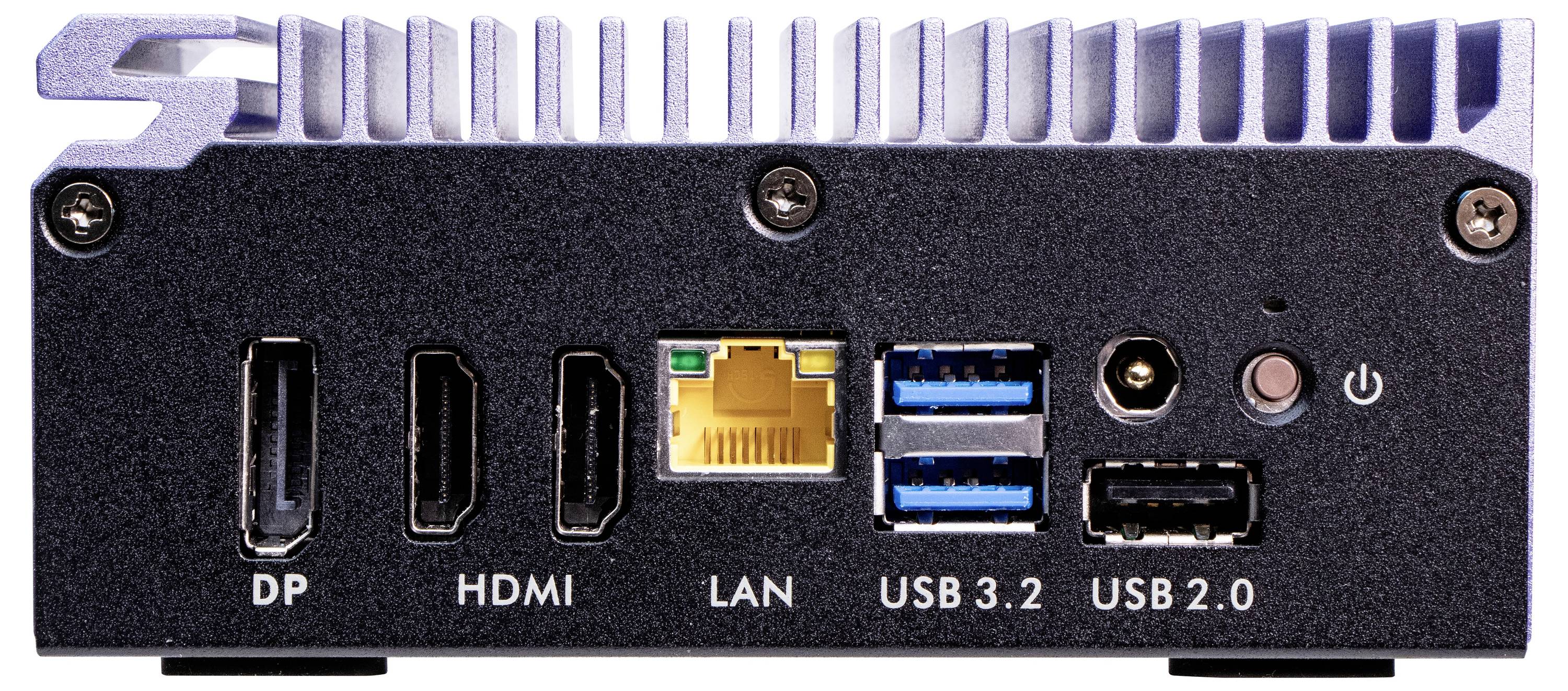 Das Bild zeigt die Rückseite eines Mini-PCs mit Anschlüssen: DisplayPort (DP), HDMI, LAN, zwei USB 3.2-, ein USB 2.0-Anschluss und Ein-/Ausschaltknopf.