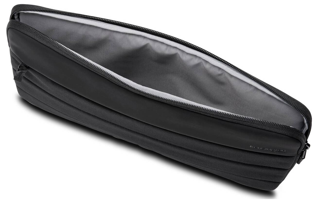 Eine schwarze, längliche Reisetasche mit Reißverschluss, geöffnet und leer, zeigt den Innenraum. Die Außenseite ist glatt und einfach gestaltet.