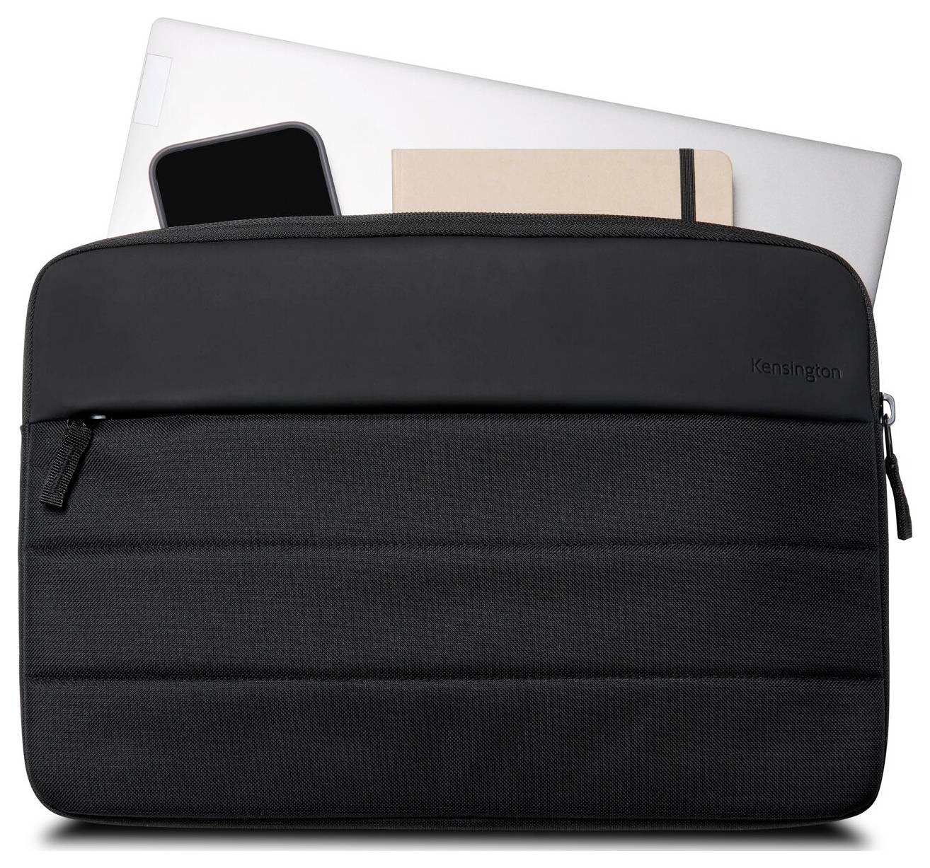 Eine schwarze Laptoptasche mit Reißverschluss, teilweise geöffnet; darin ein Laptop, ein Smartphone und ein Notizbuch sichtbar.