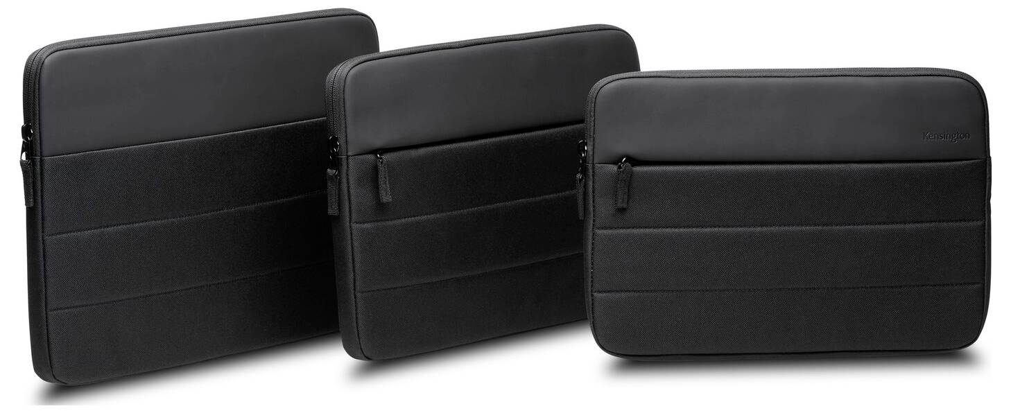 Drei schwarze Laptop-Hüllen in unterschiedlicher Größe stehen nebeneinander. Sie haben einen Reißverschluss und eine glatte Oberfläche.